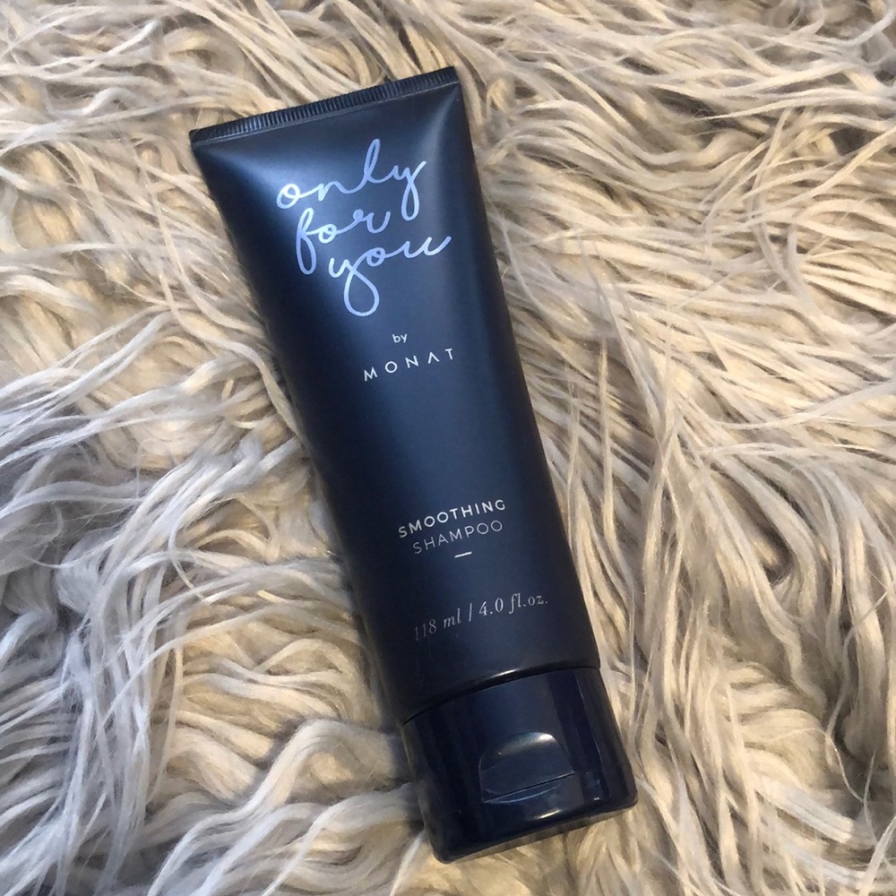 Monat: Smoothing shampoo.